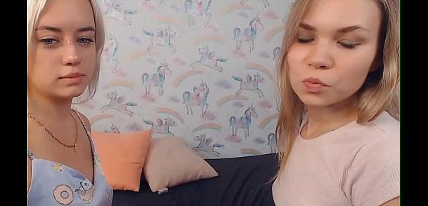  Teens French kissing, strap on, twerking live
